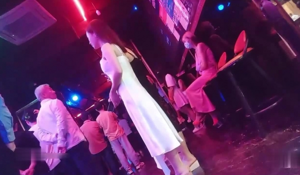 成都砂舞简直YYDS！大神偷拍的大场面，成都场子 出极品的概率很高！性价比高！多个极品漂亮妹子出