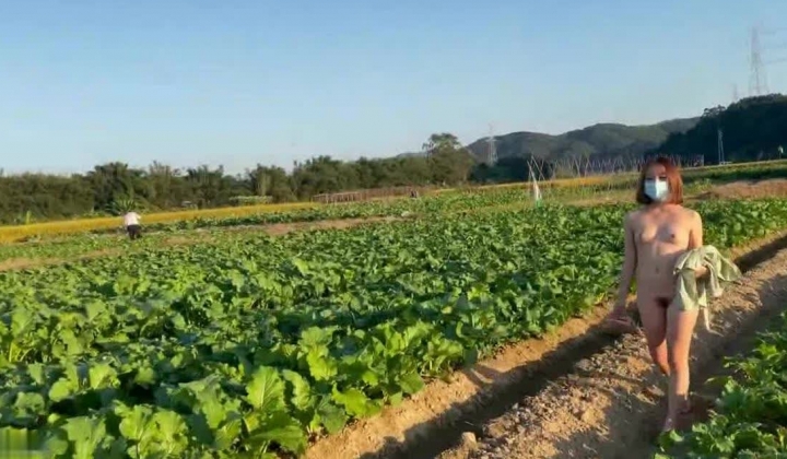 电报VIP付费群福利分享，行为艺术女大神，下乡村，人前极限全裸露出，大爷看到一脸懵逼