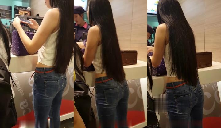 大神跟拍买奶茶胸部丰满屁股翘的长发妹子，找机会秒射到牛仔翘臀上