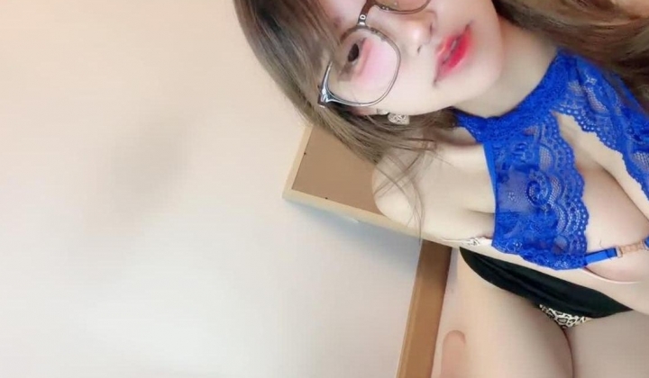 巨乳网红终于下海了【灵儿同学】身材超级棒 完美圆润大奶子 太完美 长腿极品翘臀 看着就要撸一把