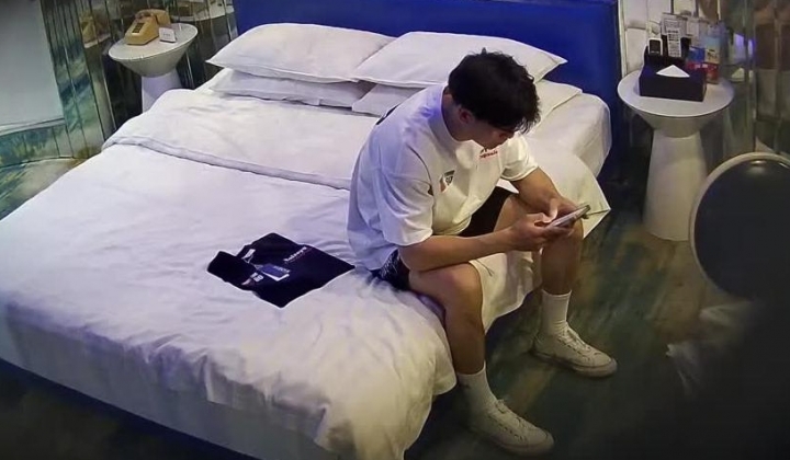 安防酒店摄像头偷拍校园嘻哈时尚美女和爱舔脚变态男友啪啪