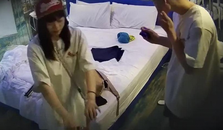 安防酒店摄像头偷拍校园嘻哈时尚美女和爱舔脚变态男友啪啪