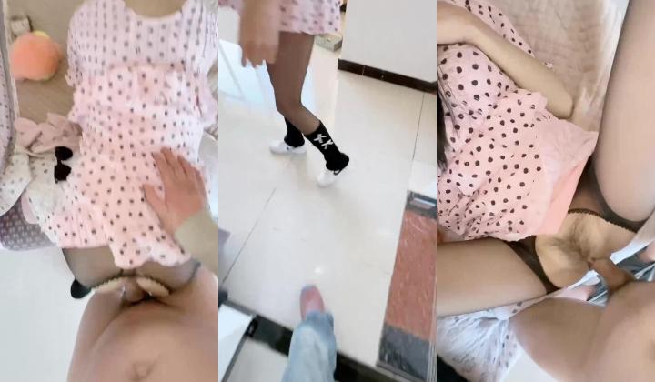 淫腿女神小姨子 - 小姨子上厕所放尿没关门 骚骚的开档黑丝勾引勃起 上车骑茎车震插出白浆 内射极