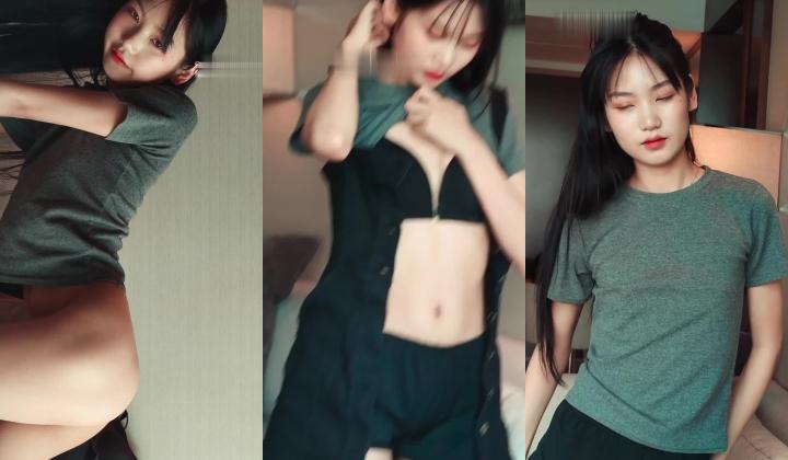 专约极品嫩妹『jklove6969』山东妹子却那么小巧 从此迷上了jk，bb还是水蜜桃味的，第一