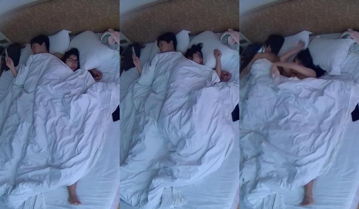 情趣酒店  美女一睡醒挺胸 好大的一对奶子 臀儿也挺翘得很 男人插进去的鸡巴都水盈盈的 极品骚穴