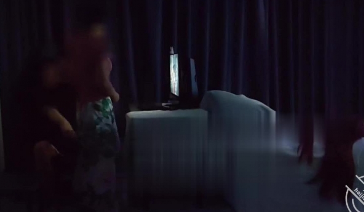 【母子乱伦】和妈妈在小姨背后偷情，妈妈最紧张的一次