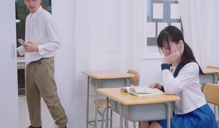 清纯M系母狗学妹【斋斋】在网上发骚被学长发现，调教成为肉便器的第一天
