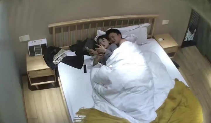 上帝视角 看起来忠厚地老实的男人玩得贼花 操之前先让美女穿黑丝 一手夹烟一手扣逼 操逼直接猛砸