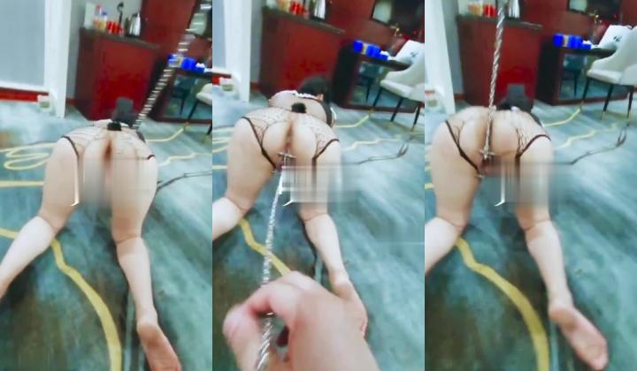 顶级调教大神，回归携多位少妇母狗调教，刺激花式玩法「海与迟」165车模冷白皮黑丝母狗车展当晚拿下