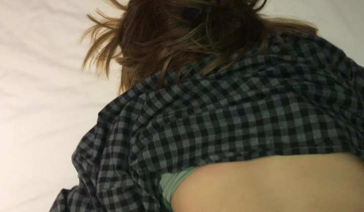 ️涉世未深单纯学生妹网恋，现实约会套路被小胖死猪玩，各种玩弄啪啪，内窥镜看子宫
