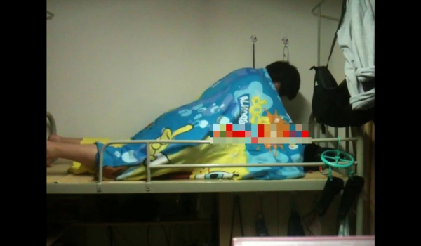 【网传高校宿舍门】事件同学带女友回宿舍嫖宿被室友围观调侃完事后解下避孕套给同学被骂恶心