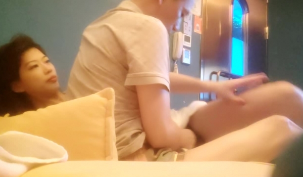 【高质量技师】会所170CM极品女技师，骑在身上按摩胸推，伸进内裤一顿模穴，翘起屁股脱内裤