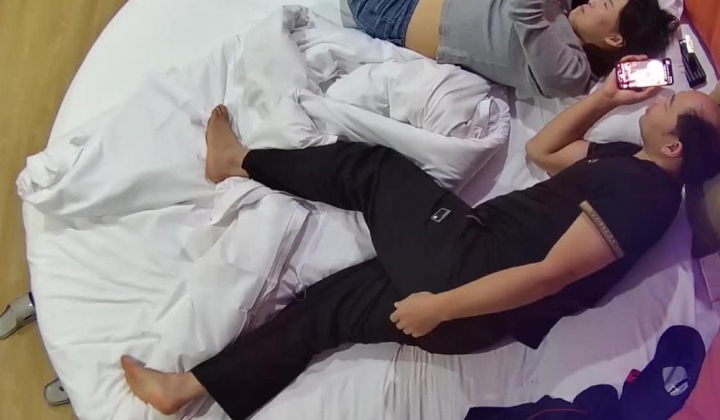 情趣台  一个地中海油腻大叔都能约到不错的少妇去酒店 看样子也是饥渴不少时间了 连打几炮