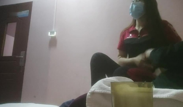 【搞沐足按摩女】大叔按摩店找乐子 打飞机摸奶子 欲火焚身扑上去开始亲 后入啪啪干骚逼释放