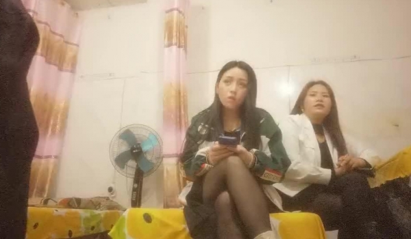 【陕西站街女】个子高挑少妇 做生意小房间打上灯光看逼 对着骚比猛操