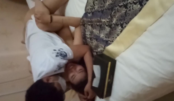 同城交友软件上认识的性感美女少妇聊熟后约出来和朋友一起玩3P,刚操一会就害羞的要求换个人试试