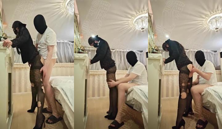 银丝雀 小少妇公司刚发了春季工作制服，当天晚上就去她家里享受了一番她的服务，以后她给酒店客户服务
