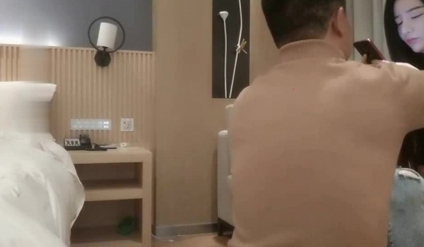 邻家型的小美女 简单的牛仔裤穿着 换上情趣内衣 马上变荡妇