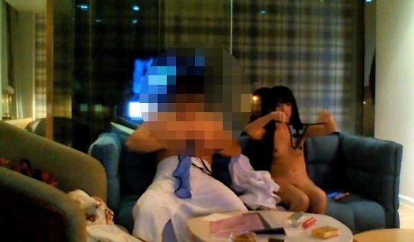 纯欲双马尾女高学妹 被金主爸爸带到酒店沙发上爆操，不吃香菜 VS AAA建材老王的既视感