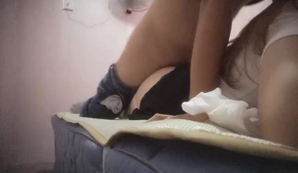 李老湿勾搭按摩店小妹，不正规的按摩为了大哥的鸡巴，衣服都没脱就干上了，小哥持久力很强小骚逼给撸射
