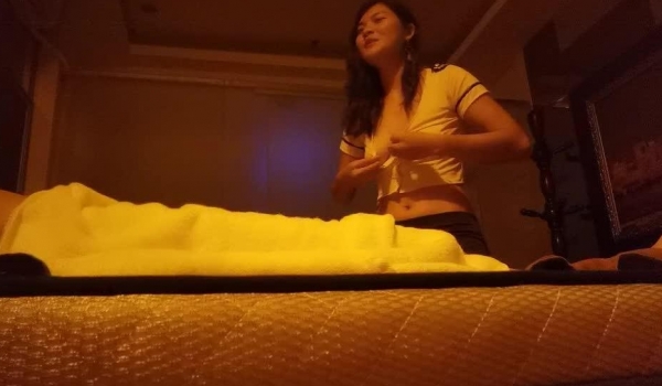 小周探店新人老哥带你技师按摩，制服短裙少妇按摩调情，再叫一个一起服务，穿上情趣透视装口交舔屌