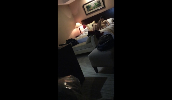 海南小伙在酒店900块包夜一个上门的兼职少妇，身材不错，细腰翘臀