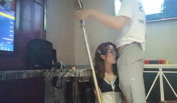 老王KTV豪华包间内玩弄学生妹，唱着歌就摸奶抠逼想亲亲，舔她骚屁股让小姑娘深喉口交大鸡巴，不脱衣