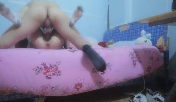 【无套内射馒头逼】逛红灯区快餐妹，拔下裤子特写骚穴，扶着JB插入，抱着屁股猛操，后入屁股深插