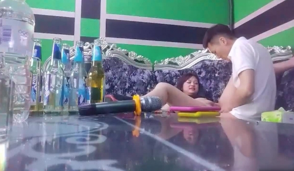 商K嫩妹 有些婴儿肥的嫩妹被各种玩弄后直接无套插入一顿狂艹，叫声比歌声好听