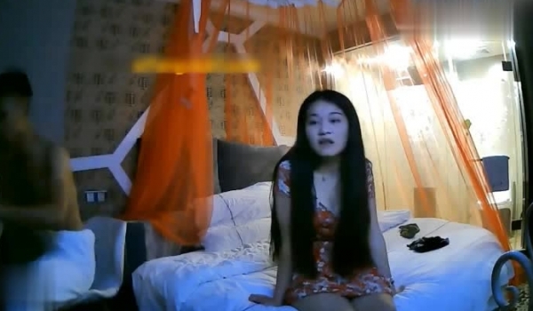 超漂亮的低胸连衣裙美女刚进房间就被按在床上操了一次,洗完澡后继续干