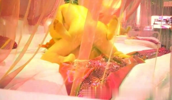 这对狗男女真会玩情趣古装浴盆尻逼后再去床上接着尻，尻的女的直喊爹 尻死我 干我