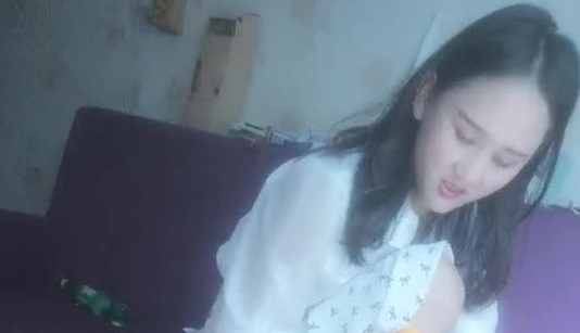 【陕西站街女】村口吃棒棒冰等客的妹子带到简易砖房交易