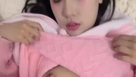 哈尔滨极品美少女，和男友做爱，撕扯的呻吟声好诱人，骚货吃鸡的样子真炸裂！