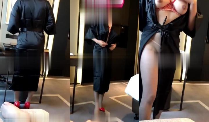 Roxy调解绿帽小毛蛋_戴上阴茎锁后看她穿大婚秀禾服约操19cm情夫_不满足玩大黑牛解痒
