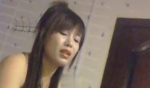 对白有趣路边洗头房邂逅一位高级会所才能有的颜值不错漂亮鸡妹妹很有亲和力善谈与嫖客唠嗑说包皮长的事