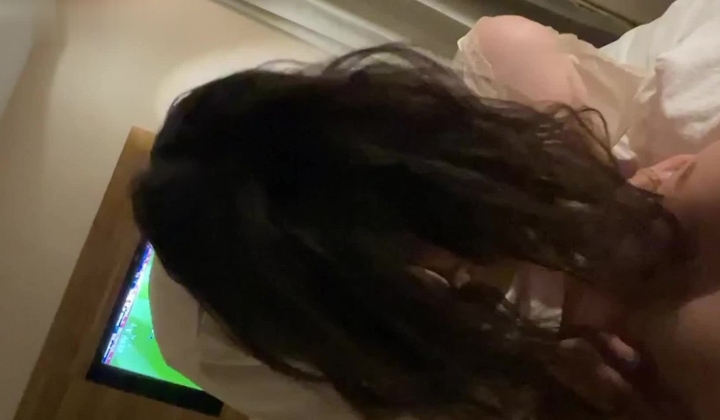 山东约啪大神，【我不是贝林厄姆】，边看球边享受人妻的口活，后入大白屁股