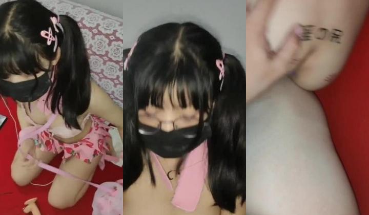 双马尾萌妹子玩调教带着项圈跪在地上翘着 屁股上写着淫语道具插入