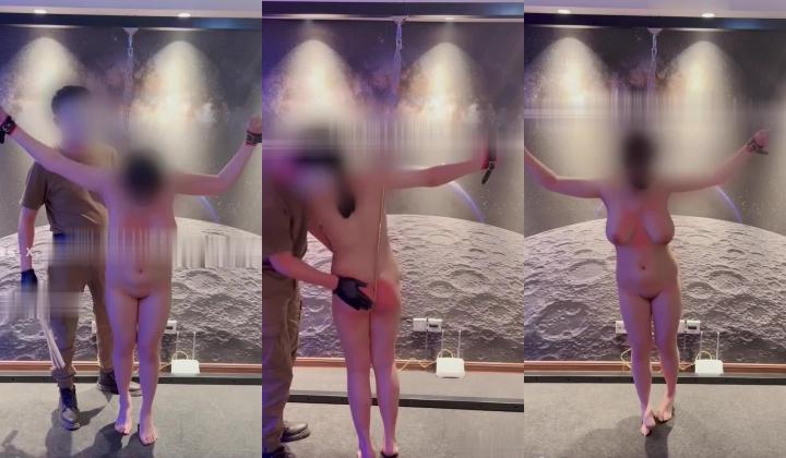 SM调教大神『狙心Dom』极限挑战系列 公里篇，难度系数5棵星，男女混合双插，肛钩吊起来惩罚