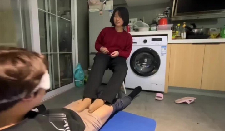 真实约拍！反差清纯女生足交调教男同学，小鲜肉喜欢被硬控，暴力足交强制射精