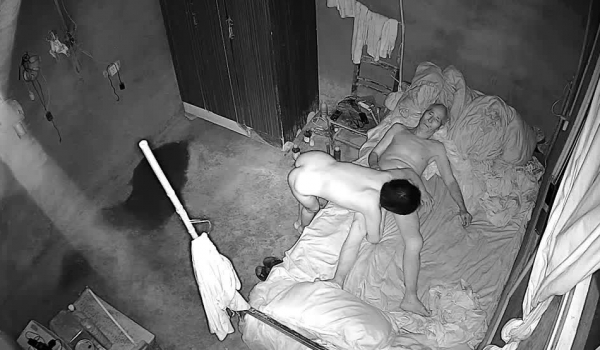 农户家摄像头被黑真实偸拍70多岁老头与瘸子老伴的性福生活重复的给老头裹鸡巴折腾到清晨5点多操完再