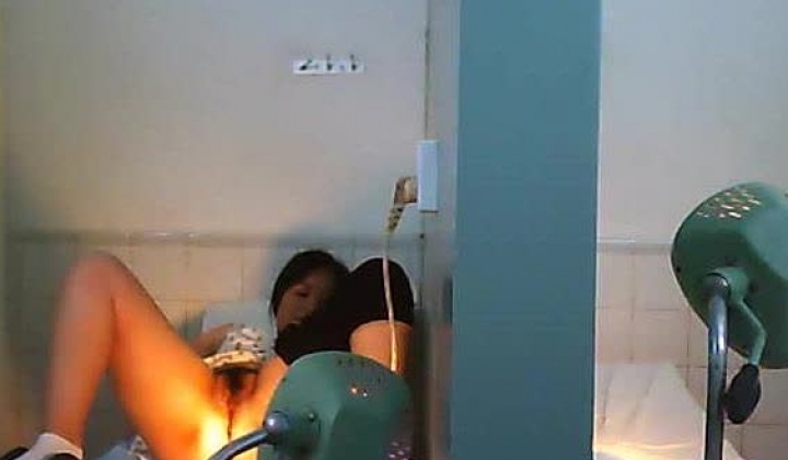 专供黑兄某妇科医院偷拍前来做检查的女人,在医生面前毫无保留的脱光全部衣服