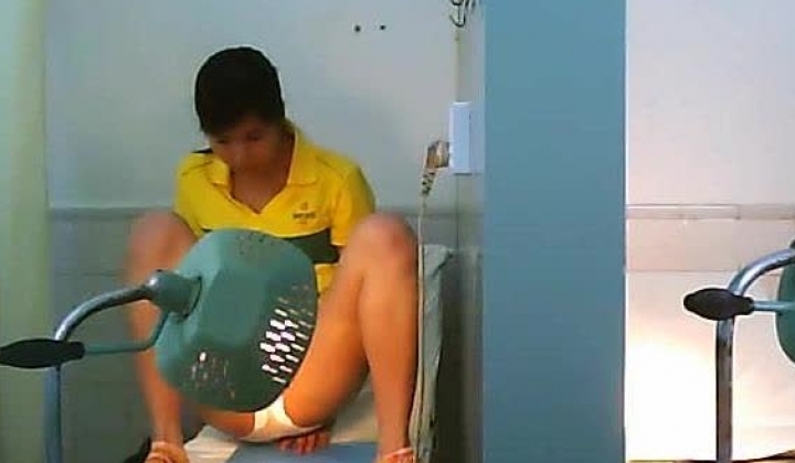 专供黑兄某妇科医院偷拍前来做检查的女人,在医生面前毫无保留的脱光全部衣服