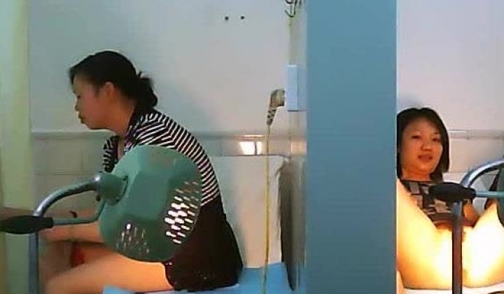 专供黑兄某妇科医院偷拍前来做检查的女人,在医生面前毫无保留的脱光全部衣服