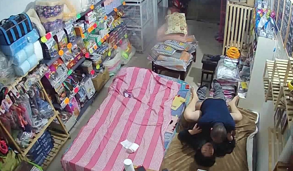 乡镇民宅针孔入侵真实偸拍多个家庭男女私密生活曝光秘超多亮点秘城中村站街女与老头玩3P很疯狂