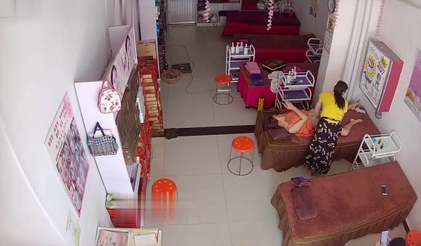 偷窥美容院，30岁的少妇来按摩调理阴部，小孩子进进出出的 偷偷瞄一眼，按摩完几个女的还帮摸胸！