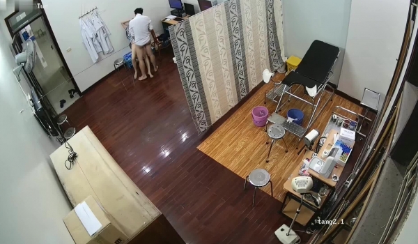医院摄像头 妇科男医生跟别的科室女医生在诊疗室偷情 完事后给她做阴道检查