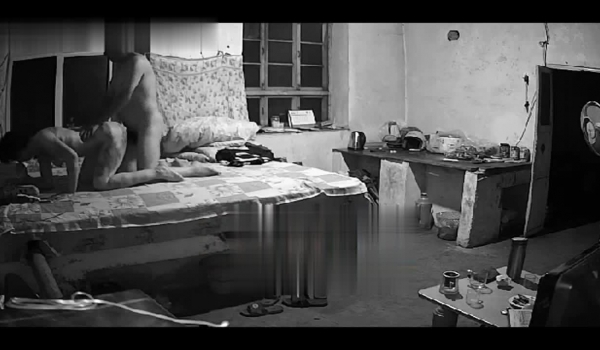 史上最牛逼农户家摄像头真实偸拍女搞破鞋被发现男人边逼问边用皮鞭暴打女的哭叫身体淤血过会又开始肏屄