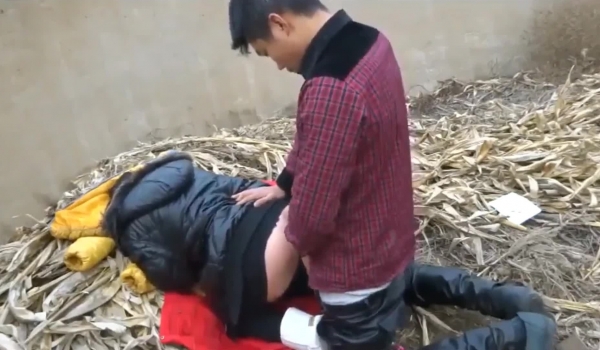 与性经验不是很多的腼腆农村妹子户外玉米杆堆上教她如何口交啪啪轻轻一搞就出淫水