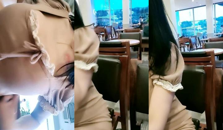 震惊，屌炸了，人来人往的餐厅露出，【我用力操】，背后的大爷错过了大好春光，极品美乳，骚穴湿得一塌