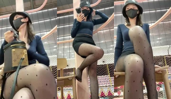 新一代高挑露出女神，【nainai2002】，在优衣库更衣间玩露出换衣后